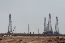 伊拉克大型油田开始停产 霍尔木兹危机若无好转恐减产300万桶/日