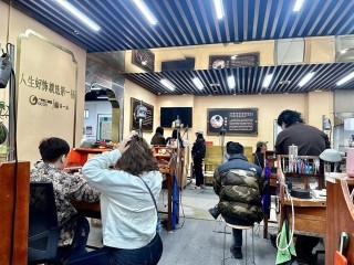 被老铺黄金们劝退，年轻人涌向广州打金一条街，50克金镯工费不到千元