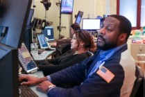 开盘：美股周五低开 特朗普提名沃什为美联储主席