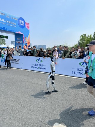 人形机器人半马奖项发布！宇树科技回应G1摔倒：未参赛，最近事多！夺冠机器人背后股东涉这些上市公司