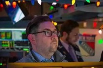 美联储主席提名引巨震！标普三连阴，金银创46年最大跌幅