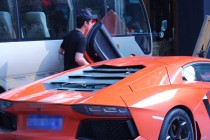 父亲身家超过李嘉诚，他不爱美女爱丑女，继承60亿家产坐地铁上班