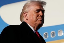 特朗普称正考虑对伊朗实施有限军事打击