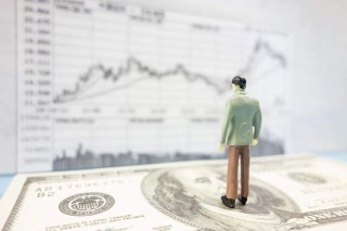 如何理解期货逐笔盈亏的计算方式？这种计算方式对交易决策有何帮助？