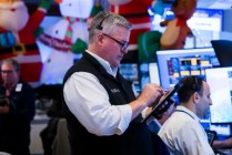 开盘：美股周三小幅低开 美国上周初请失业救济人数降至21.4万