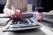 特朗普政府认定更多借款人符合学生贷款减免条件