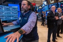 午盘：道指下跌400点 纳指跌幅收窄至0.1%