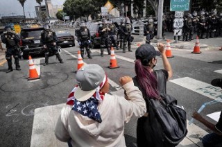 “不要国王！”抗议席卷全美，示威者涌入街头与警方发生冲突