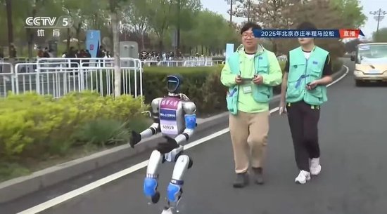 人形机器人半马奖项发布!宇树科技回应G1摔倒:未参赛,最近事多!夺冠机器人背后股东涉这些上市公司 第8张 人形机器人半马奖项发布!宇树科技回应G1摔倒:未参赛,最近事多!夺冠机器人背后股东涉这些上市公司 第8张