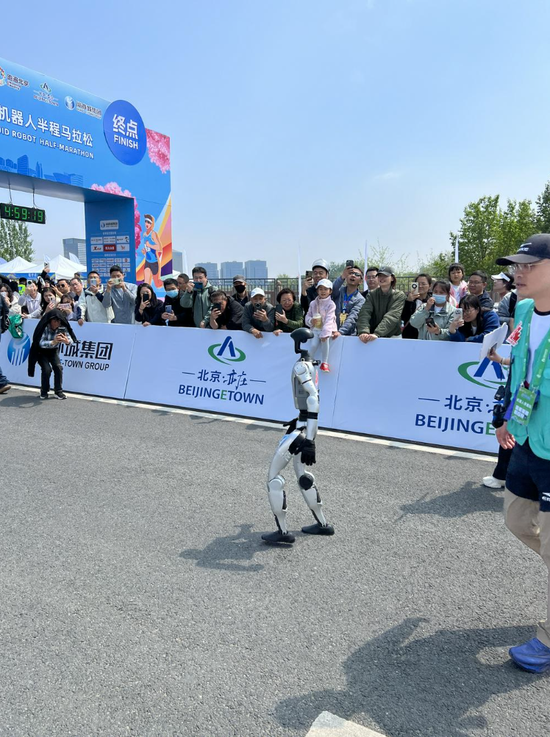 人形机器人半马奖项发布!宇树科技回应G1摔倒:未参赛,最近事多!夺冠机器人背后股东涉这些上市公司 第9张 人形机器人半马奖项发布!宇树科技回应G1摔倒:未参赛,最近事多!夺冠机器人背后股东涉这些上市公司 第9张