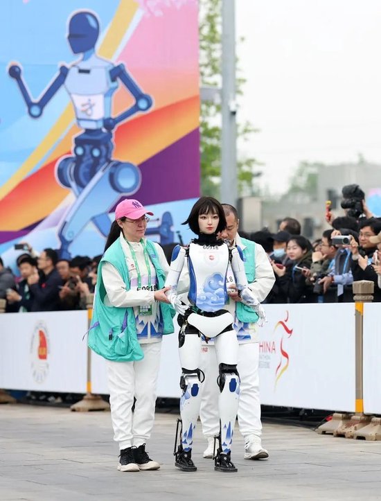 人形机器人半马奖项发布!宇树科技回应G1摔倒:未参赛,最近事多!夺冠机器人背后股东涉这些上市公司 第16张 人形机器人半马奖项发布!宇树科技回应G1摔倒:未参赛,最近事多!夺冠机器人背后股东涉这些上市公司 第16张