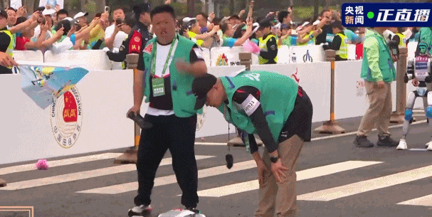 人形机器人半马奖项发布!宇树科技回应G1摔倒:未参赛,最近事多!夺冠机器人背后股东涉这些上市公司 第20张 人形机器人半马奖项发布!宇树科技回应G1摔倒:未参赛,最近事多!夺冠机器人背后股东涉这些上市公司 第20张