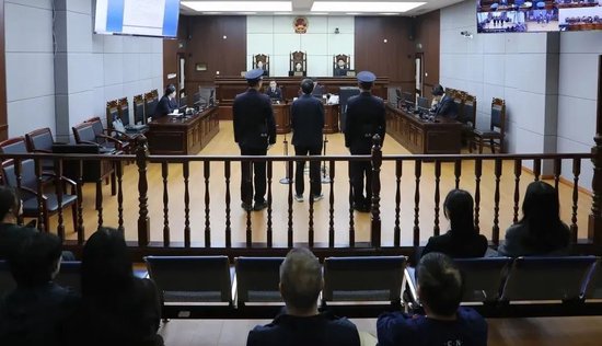 受贿、利用影响力受贿、洗钱 建设银行深圳市分行原副行长李华峰一审被判15年 第1张 受贿、利用影响力受贿、洗钱 建设银行深圳市分行原副行长李华峰一审被判15年 第1张