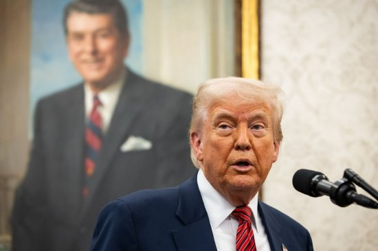 外盘头条:特朗普寻求对年收入250万美元或以上的富人增税 比特币重新站上10万美元 苹果正在开发专用芯片 第2张 外盘头条:特朗普寻求对年收入250万美元或以上的富人增税 比特币重新站上10万美元 苹果正在开发专用芯片 第2张