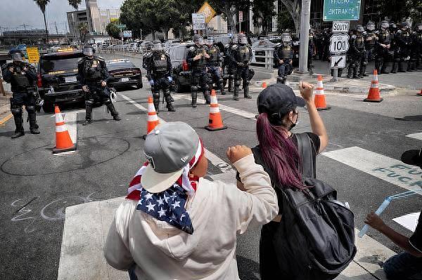 “不要国王!”抗议席卷全美,示威者涌入街头与警方发生冲突 第1张 “不要国王!”抗议席卷全美,示威者涌入街头与警方发生冲突 第1张