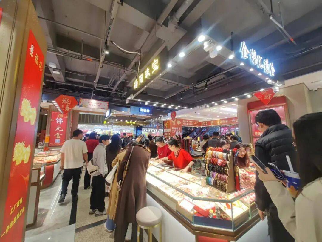 实探：元旦购金热！深圳水贝市场人气旺  第1张
