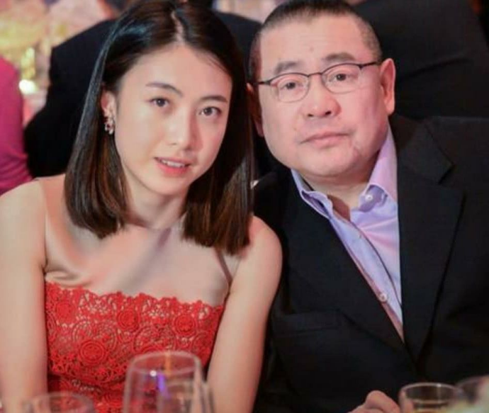 父亲身家超过李嘉诚,他不爱美女爱丑女,继承60亿家产坐地铁上班 第5张 父亲身家超过李嘉诚,他不爱美女爱丑女,继承60亿家产坐地铁上班 第5张